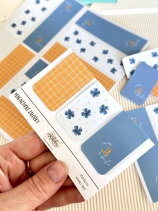 Modré magnetické záložky Pomněnky s květinovým motivem a žlutou mřížkou. KIKIKA
