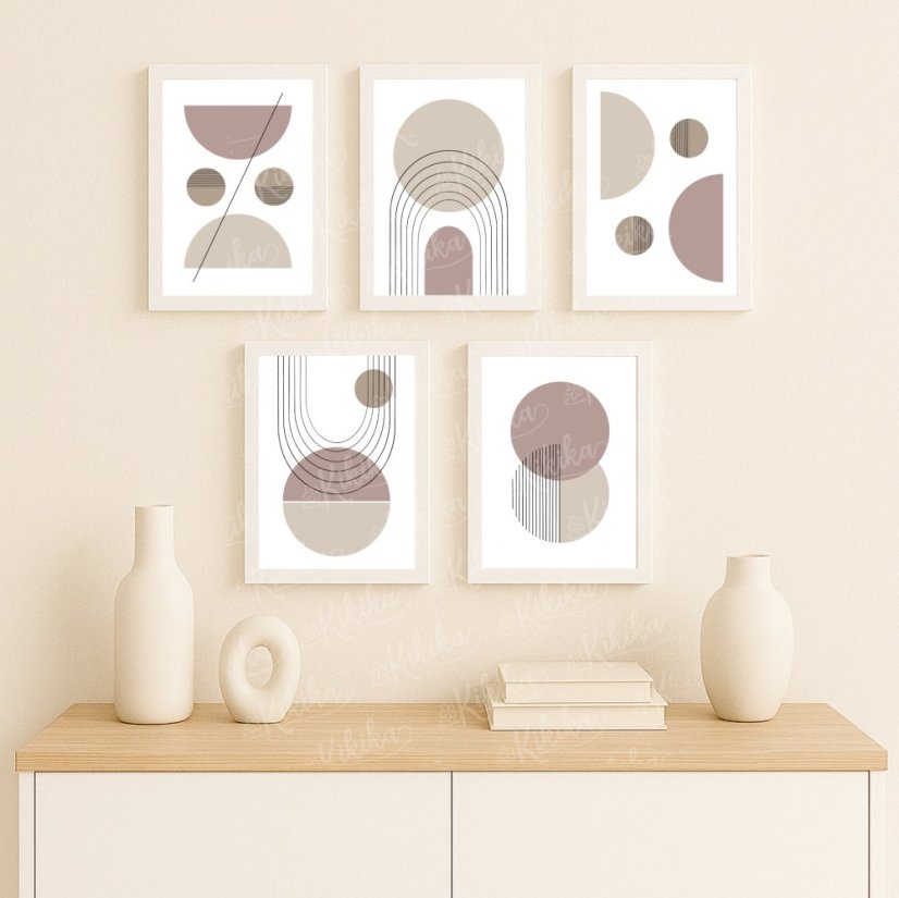Boho plakáty v odstínech starorůžové zavěšené na bílé stěně moderního interiéru s dekoracemi v přírodním stylu | KIKIKA