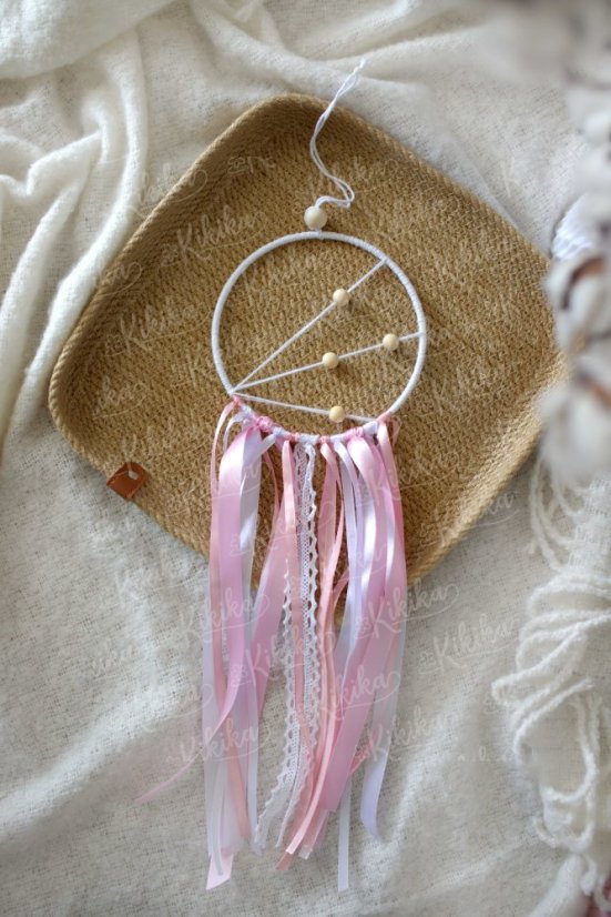 Ručně vyráběný lapač snů o průměru 15 cm v boho stylu růžový – dekorace do dětského pokoje | KIKIKA