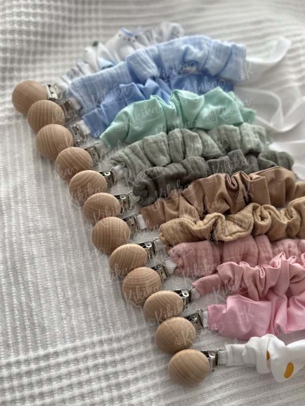 Šité látkové klipy na dudlík v různých barvách – detail s dřevěnými klipy