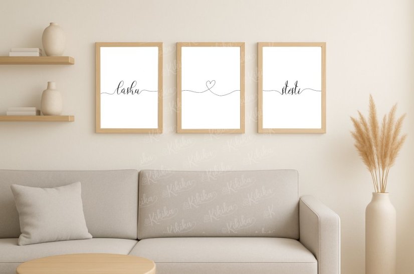 Sada minimalistických plakátů s texty a symboly zavěšená na stěně nad pohovkou v přírodním interiéru | KIKIKA