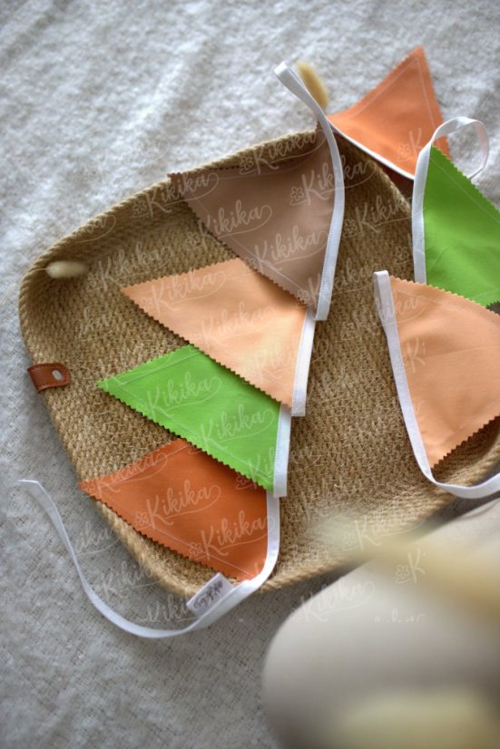 Vlaječková girlanda hnědá – harmonické ladění dětského interiéru | KIKIKA