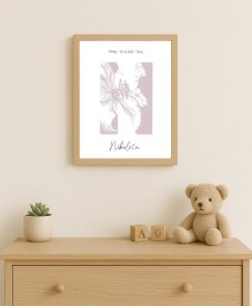 Personalizovaný plakát s růžovým květinovým písmenem a údaji o narození dítěte v rámu, zavěšený na stěně nad dětskou komodou v přírodně laděném interiéru | KIKIKA