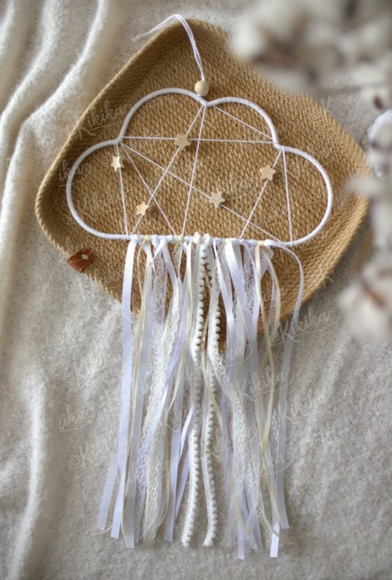 Ručně vyráběná závěsná dekorace ve tvaru mráčku s bílými a krajkovými stuhami – jemná ozdoba do dětského pokoje | KIKIKA