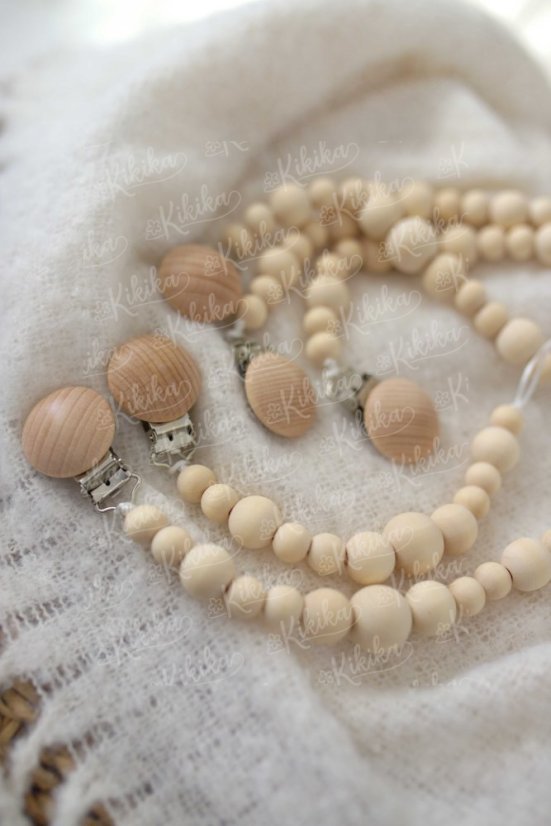 Klip na dudlík z přírodního dřeva s kovovou sponou – minimalistický a funkční design | KIKIKA