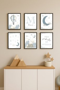 Sada dětských horských plakátů v modrých tónech, zavěšená na stěně v dětském pokoji. | KIKIKA