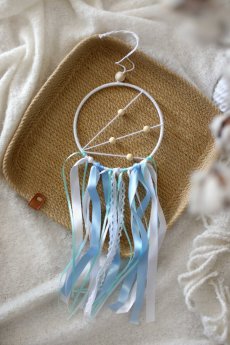 Ručně vyráběný lapač snů modrý o průměru 15 cm v boho stylu – dekorace do dětského pokoje | KIKIKA