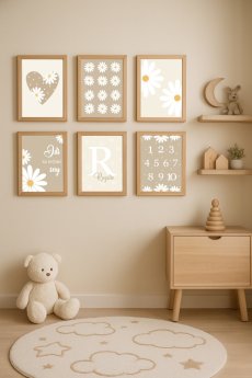  Sada dětských plakátů s motivem kopretin zavěšená na stěně v dětském pokoji. | KIKIKA