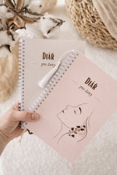 Diář pro ženy – jemný nedatovaný plánovací diář s minimalistickým designem. KIKIKA