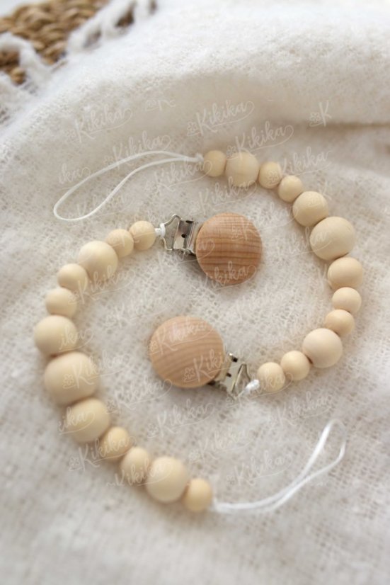 Ručně vyráběný klip na dudlík z přírodního dřeva s kovovou sponou – stylový doplněk pro miminka | KIKIKA