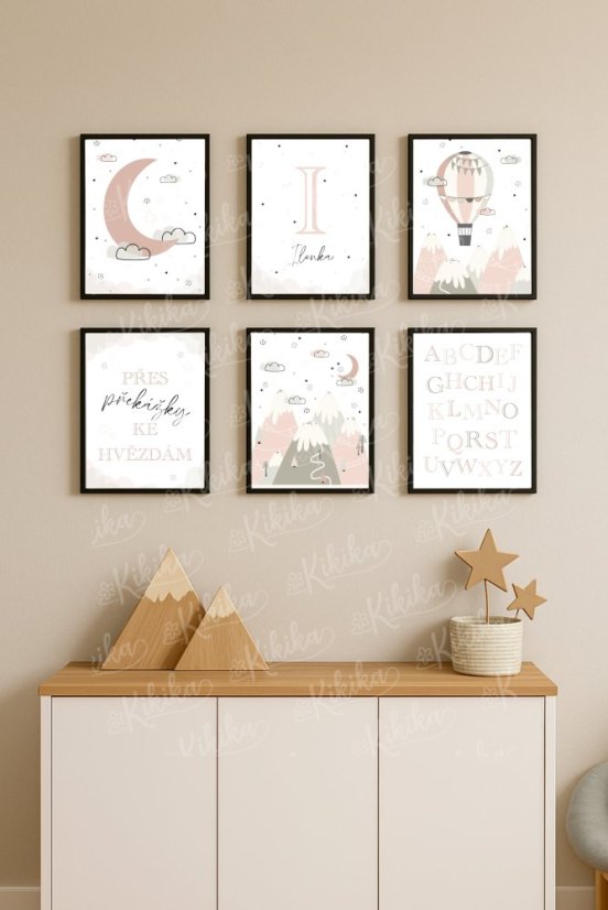 Sada dětských horských plakátů v růžových tónech, zavěšená na stěně v dětském pokoji. | KIKIKA