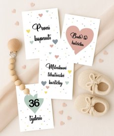 Sada 28 těhotenských milníkových kartiček s jemnými vzory srdíček v unisex barvách, rozložená na světlém podkladu | KIKIKA
