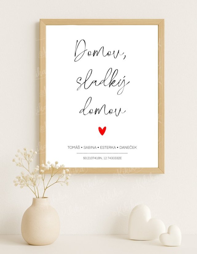 Personalizovaný plakát „Sladký domov“ v rámu zavěšený na stěně nad komodou v přírodně laděném interiéru | KIKIKA