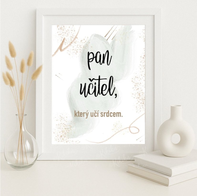 Plakát „Pan učitel, co učí srdcem“ v zelené barvě zarámovaný a vystavený na světlém pozadí, minimalistické a čisté aranžmá. KIKIKA