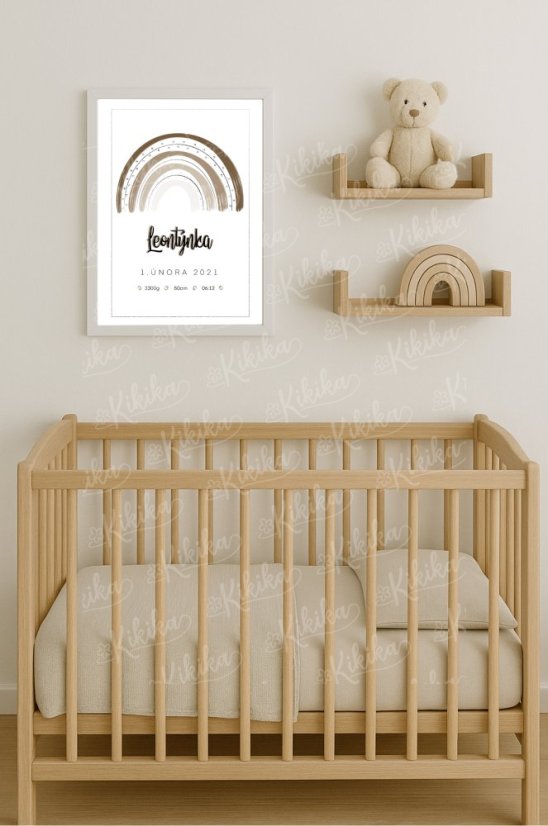 Personalizovaný plakát s motivem duhy a údaji o narození dítěte v rámu, zavěšený na stěně nad dětskou postýlkou | KIKIKA