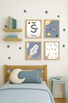 Sada dětských vesmírných plakátů v rámu, zavěšená na stěně nad postýlkou v modrém dětském pokoji | KIKIKA