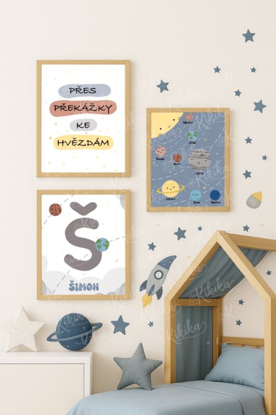 Sada dětských vesmírných plakátů v rámu, zavěšená na stěně vedle postýlky v modrém dětském pokoji | KIKIKA