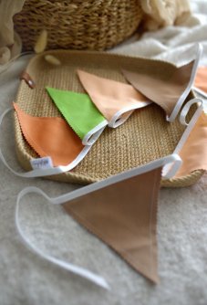 Ručně šitá vlaječková girlanda z bavlny v hnědé barvě – dekorace do dětského pokoje | KIKIKA