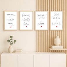 Sada minimalistických plakátů s texty zavěšená na stěně nad komodou v přírodně laděném interiéru | KIKIKA