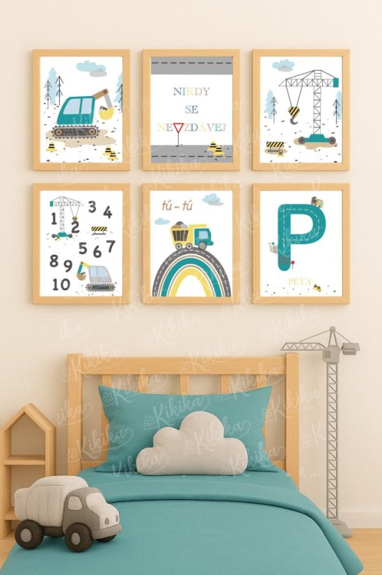 Sada dětských plakátů s motivy stavebních strojů v tyrkysové barvě, zavěšená na stěně v dětském pokoji. | KIKIKA