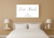 Personalizovaný plakát s datem a jmény – My jsme pár – minimalistický styl v černobílém provedení, umístěný nad postelí v ložnici | KIKIKA