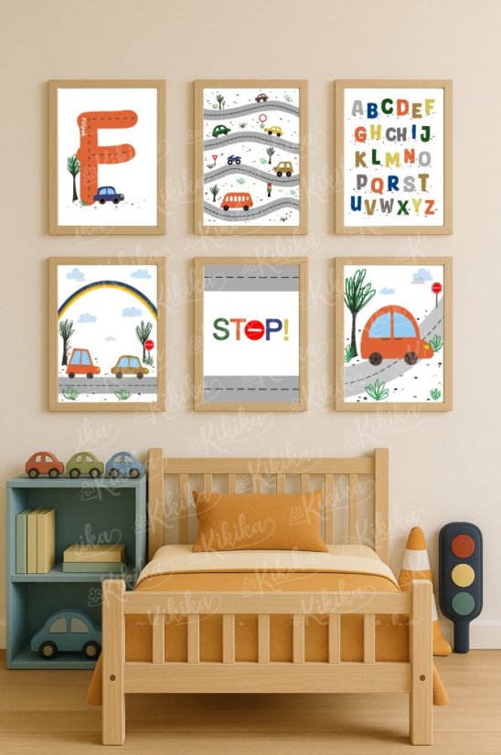 Sada dětských plakátů s motivy dopravních prostředků v oranžových odstínech, zavěšená na stěně nad postýlkou v dětském pokoji. | KIKIKA