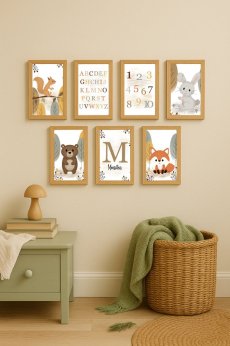 Sada dětských plakátů s motivy lesních zvířátek v přírodních tónech, zavěšená na stěně v dětském pokoji. | KIKIKA