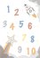 Plakát s čísly od 1 do 10 v modrošedých tónech. | KIKIKA