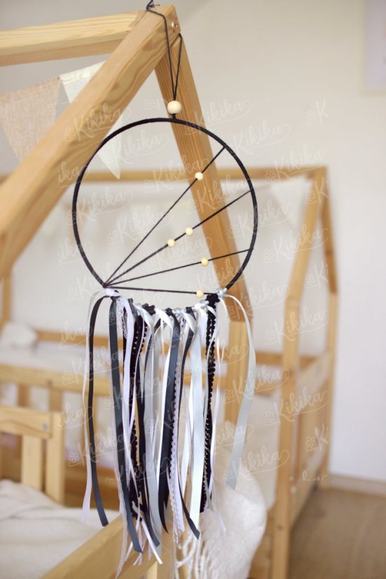 Lapač snů černý zavěšený nad postelí v dětském pokoji – ochranný talisman pro klidný spánek | KIKIKA