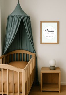 Personalizovaný plakát s údaji o narození dítěte v rámu, zavěšený na stěně nad dětskou postýlkou | KIKIKA