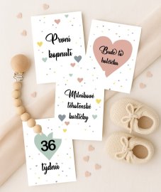 Sada 28 těhotenských milníkových kartiček s jemnými vzory srdíček v unisex barvách, rozložená na světlém podkladu | KIKIKA