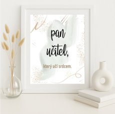 Plakát „Pan učitel, co učí srdcem“ v zelené barvě zarámovaný a vystavený na světlém pozadí, minimalistické a čisté aranžmá. KIKIKA