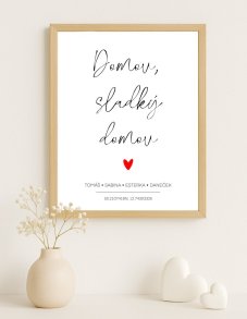 Personalizovaný plakát „Sladký domov“ v rámu zavěšený na stěně nad komodou v přírodně laděném interiéru | KIKIKA