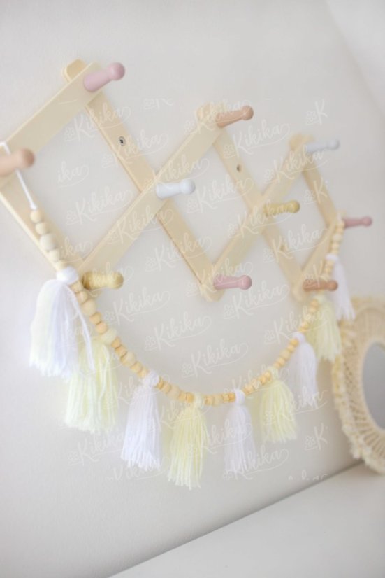 Korálková girlanda bílá zavěšená na poličce – stylový doplněk pro útulný pokojíček | KIKIKA