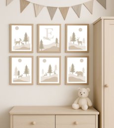 Sada dětských plakátů s motivy lesních zvířat v tlumených přírodních tónech, zavěšená na stěně v dětském pokoji. | KIKIKA