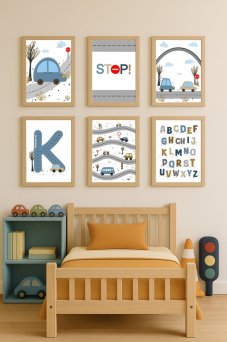 Sada dětských plakátů s motivy dopravních prostředků v modrých odstínech, zavěšená na stěně nad postýlkou v dětském pokoji. | KIKIKA