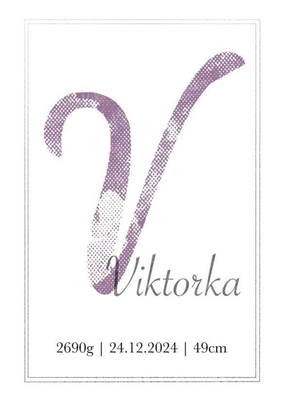 Personalizovaný plakát s iniciálou jména doplněnou flekatým motivem a údaji o narození dítěte - fialová varianta | KIKIKA