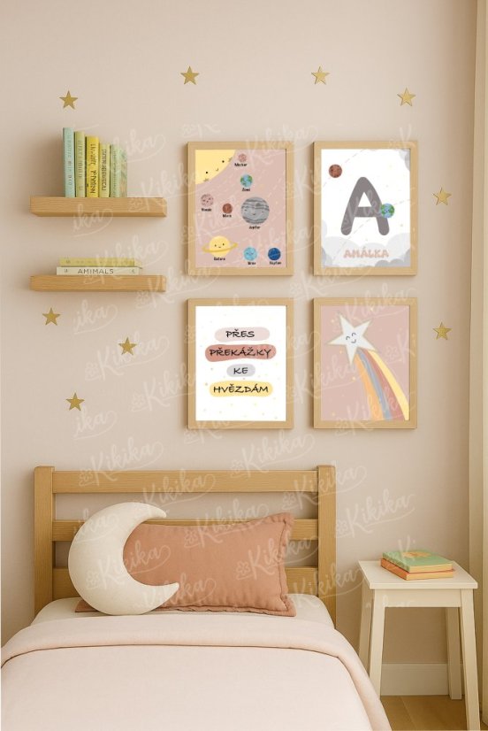 Sada dětských vesmírných plakátů v rámu, zavěšená na stěně nad postýlkou v růžovém dětském pokoji | KIKIKA