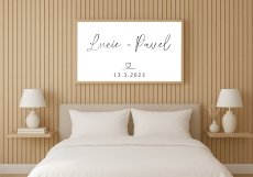 Personalizovaný plakát s datem a jmény – My jsme pár – minimalistický styl v černobílém provedení, umístěný nad postelí v ložnici | KIKIKA Personalizovaný plakát s datem a jmény – My jsme pár – minimalistický styl v černobílém provedení, umístěný nad postelí v ložnici | KIKIKA