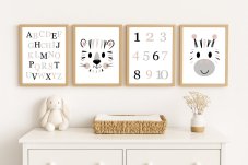 Sada dětských plakátů s motivy safari wild zvířat v růžových tónech, zavěšená na stěně v dětském pokoji. | KIKIKA