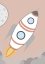 Plakát s ilustrací rakety letící vesmírem, doplněný o jméno dítěte v růžových tónech. | KIKIKA
