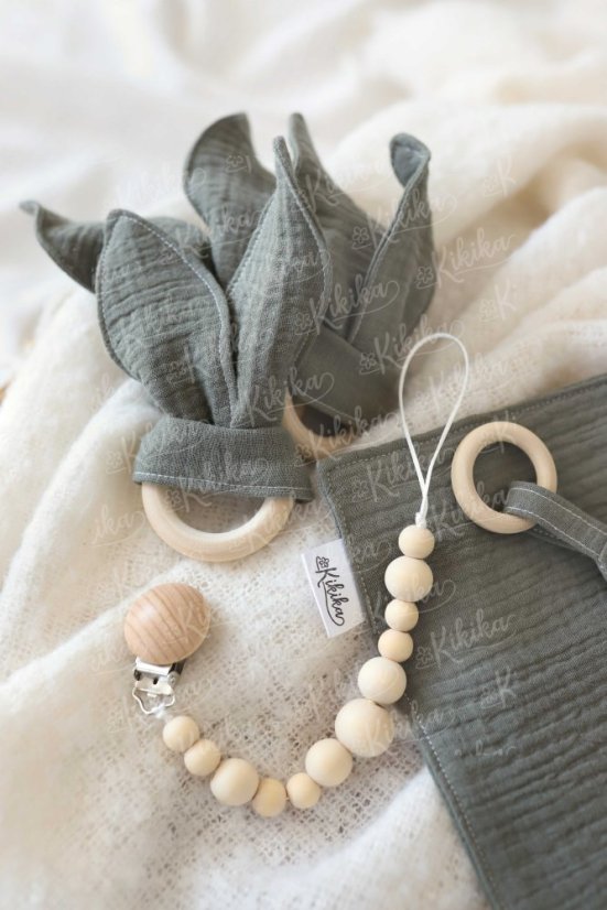 Mušelínový set pro miminko – muchláček, kousátko a klip na dudlík v tmavě zelené barvě | KIKIKA