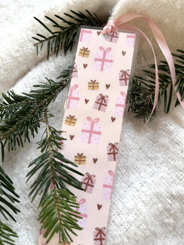 Záložka s motivem dárků na růžovém s růžovou stuhou – Kikika