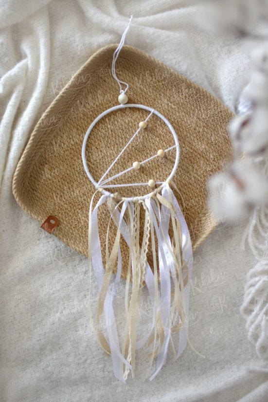 Ručně vyráběný lapač snů bílý o průměru 15 cm v boho stylu – dekorace do dětského pokoje | KIKIKA