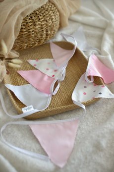 Ručně šitá vlaječková girlanda z bavlny v růžové barvě – dekorace do dětského pokoje | KIKIKA