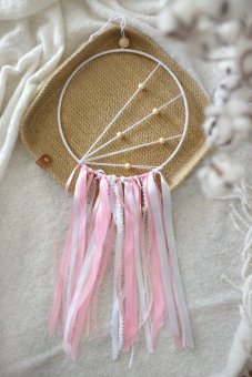 Ručně vyráběný lapač snů o průměru 25 cm v boho stylu růžový – dekorace do dětského pokoje | KIKIKA