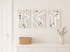 Interiér s kolekcí plakátů Tahy štětce – moderní dekorace do obývacího pokoje | KIKIKA