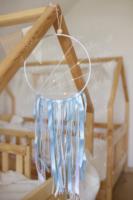 Lapač snů modrý zavěšený nad postelí v dětském pokoji – ochranný talisman pro klidný spánek | KIKIKA
