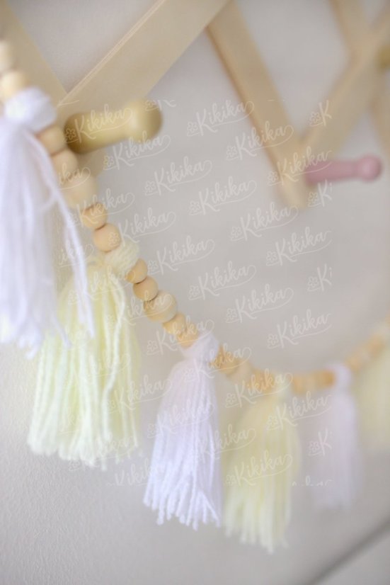 Detail korálkové girlandy bílé – minimalistický design | KIKIKA