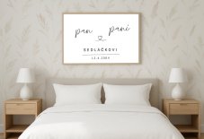 Personalizovaný plakát „Pan a Paní“ s příjmením a datem v rámu, zavěšený na stěně nad postelí v ložnici s přírodně laděným interiérem | KIKIKA